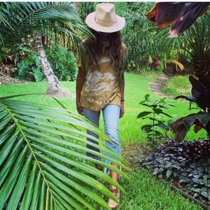 Magnolia Pearl Hanalei tee